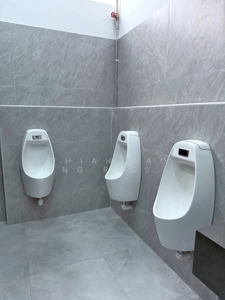 Henderson Industrial Park, 203 Henderson Road, 2,068 sqft, Light Industrial (B1) For Sale, by Thiah Hao Ting Russell Baligod, 500057194 - Bathroom - CommercialGuru.com.sg