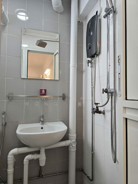 559 Ang Mo Kio Avenue 10, 559 Ang Mo Kio Avenue 10, 2 Bedrooms, 732 sqft, HDB Flat For Rent, by William Wong (黃杰胜), 500057199 - Bathroom - PropertyGuru.com.sg