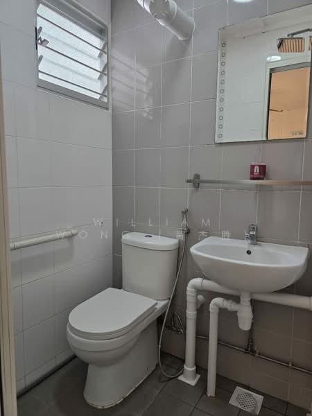 559 Ang Mo Kio Avenue 10, 559 Ang Mo Kio Avenue 10, 2 Bedrooms, 732 sqft, HDB Flat For Rent, by William Wong (黃杰胜), 500057199 - Bathroom - PropertyGuru.com.sg