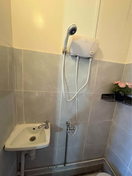151A Tyrwhitt Road, 151A Trywhitt Road, Room Rental, 300 sqft, Walk-up Apartment For Rent, by Richelle Chua, 500057216 - Bathroom - PropertyGuru.com.sg