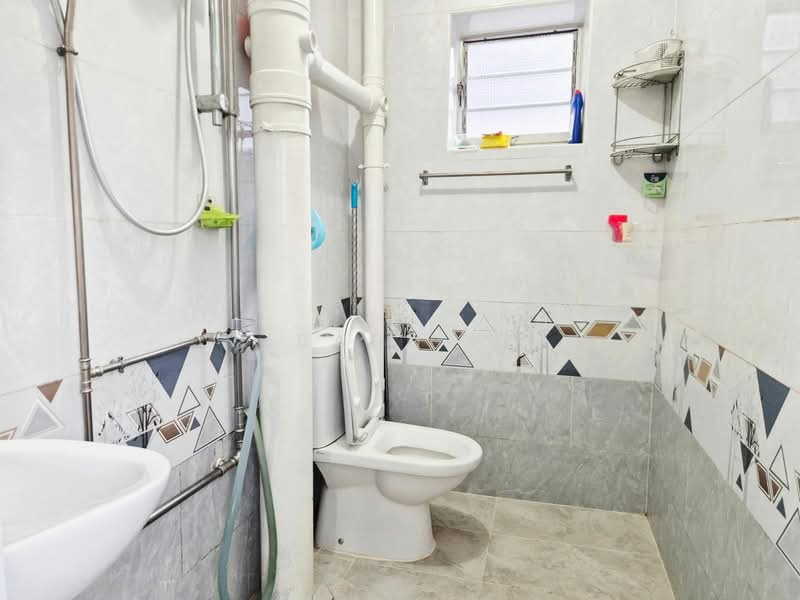914 Jurong West Street 91 HDB Flat For Sale at S$ 439,999 | PropertyGuru Singapore - Bathroom