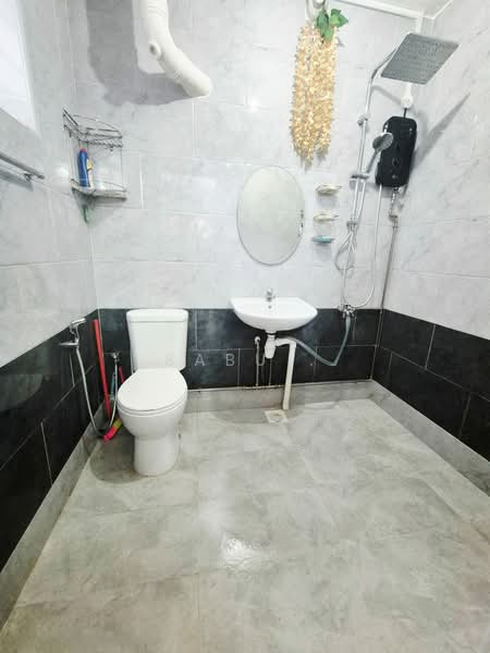 914 Jurong West Street 91 HDB Flat For Sale at S$ 439,999 | PropertyGuru Singapore - Bathroom