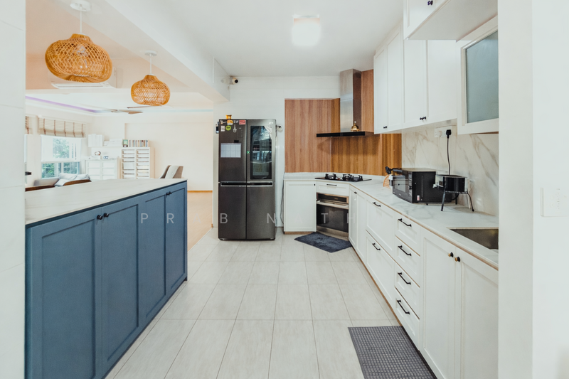 876C Tampines Avenue 8 HDB Flat For Sale at S$ 840,000 | PropertyGuru Singapore - Large and wide kitchen