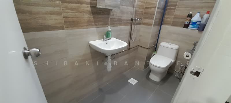 Guan Hua Warehouse Building, 85 Genting Lane, 1,722 sqft, Light Industrial (B1) For Sale, by Shibani Banerjee, 500057338 - Bathroom - CommercialGuru.com.sg