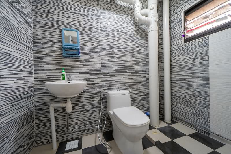 335 Sembawang Close HDB Flat For Sale at S$ 590,000 | PropertyGuru Singapore - Bathroom