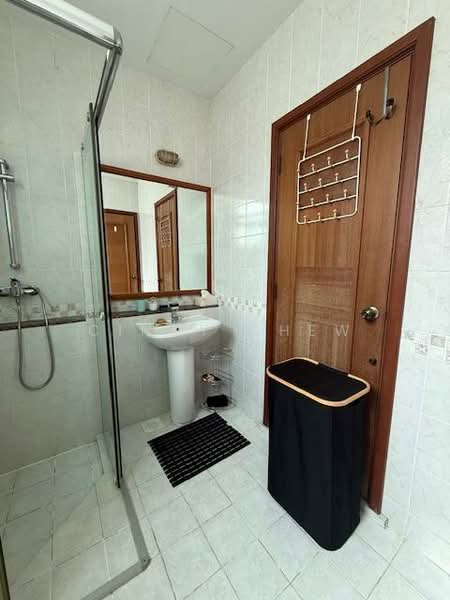 WOODGROVE VIEW Terraced House For Sale at S$ 2,500,000 | PropertyGuru Singapore - Bathroom