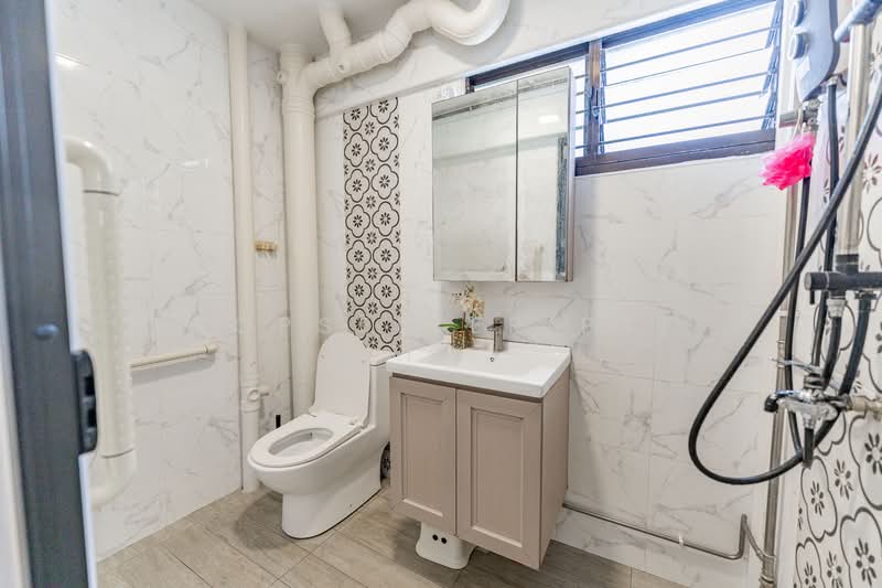 423 Tampines Street 41 HDB Flat For Sale at S$ 750,000 | PropertyGuru Singapore - Bathroom