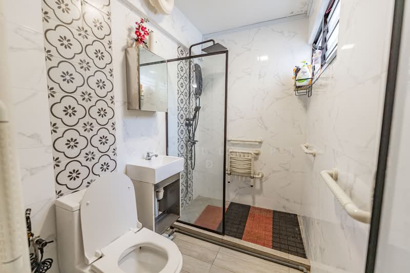 423 Tampines Street 41 HDB Flat For Sale at S$ 750,000 | PropertyGuru Singapore - Bathroom