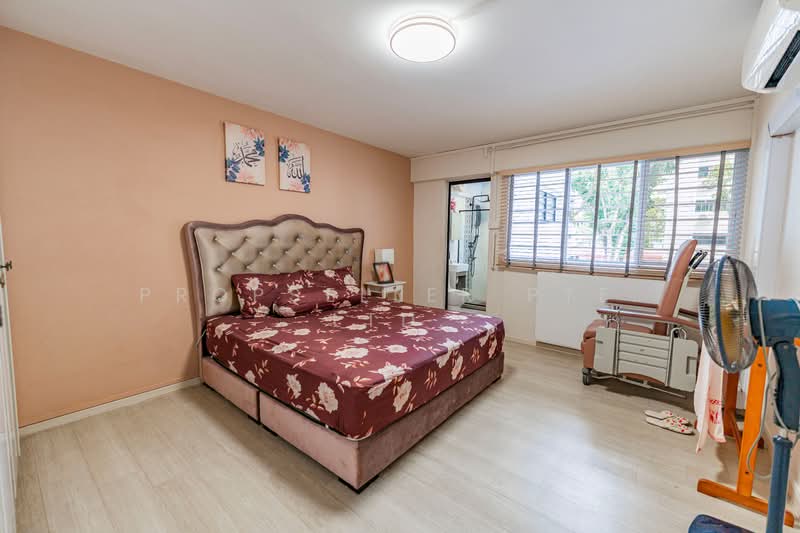 423 Tampines Street 41 HDB Flat For Sale at S$ 750,000 | PropertyGuru Singapore - Bedroom