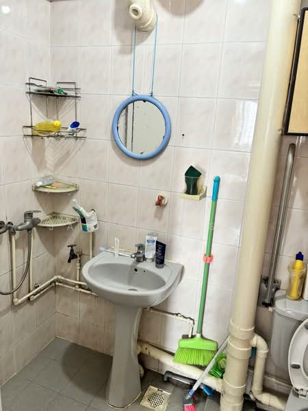 415 Commonwealth Avenue West, 415 Commonwealth Avenue West, Room Rental, 180 sqft, HDB Flat For Rent, by Jane Lim S C, 500057401 - Bathroom - PropertyGuru.com.sg