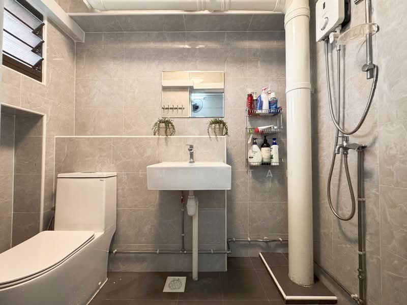 145 Mei Ling Street HDB Flat For Sale at S$ 1,290,000 | PropertyGuru Singapore - Common Bathroom