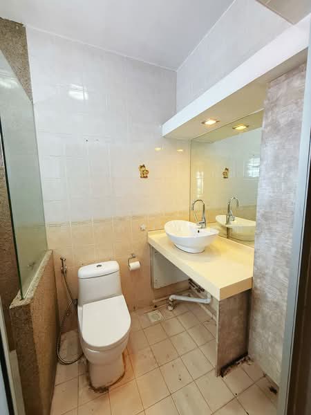 683B Choa Chu Kang Crescent HDB Flat For Sale at S$ 570,000 | PropertyGuru Singapore - Bathroom