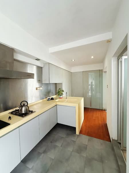 683B Choa Chu Kang Crescent HDB Flat For Sale at S$ 570,000 | PropertyGuru Singapore - Kitchen