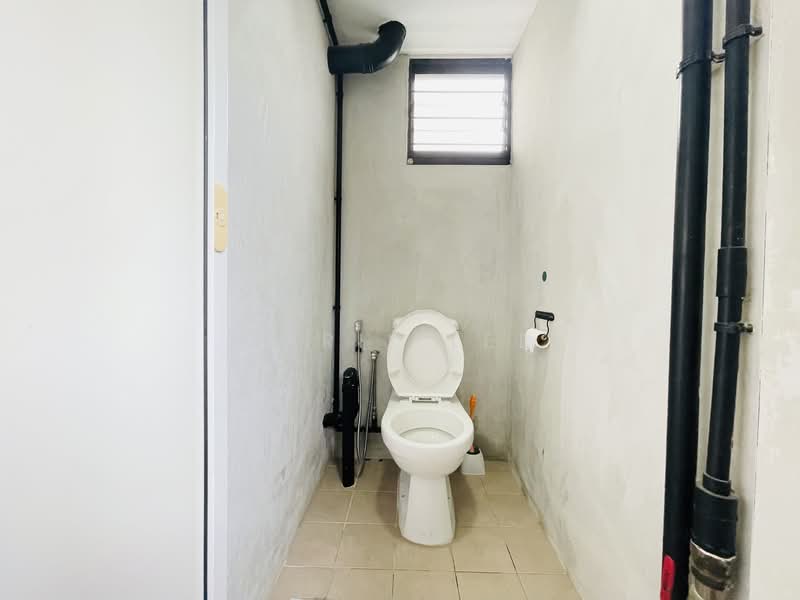 313 Hougang Avenue 5 HDB Flat For Sale at S$ 458,000 | PropertyGuru Singapore - Bathroom