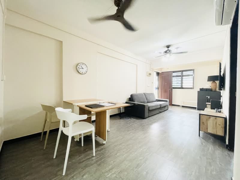 313 Hougang Avenue 5 HDB Flat For Sale at S$ 458,000 | PropertyGuru Singapore - Living Room