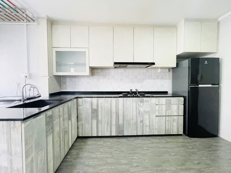 313 Hougang Avenue 5 HDB Flat For Sale at S$ 458,000 | PropertyGuru Singapore - Kitchen