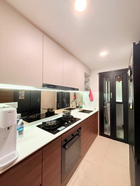 The Brownstone Executive Condominium For Sale at S$ 1,400,000 | PropertyGuru Singapore - Kitchen
