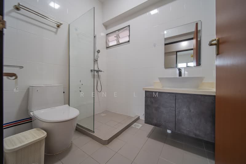 871B Tampines Street 86 HDB Flat For Sale at S$ 768,000 | PropertyGuru Singapore - Common Bathroom