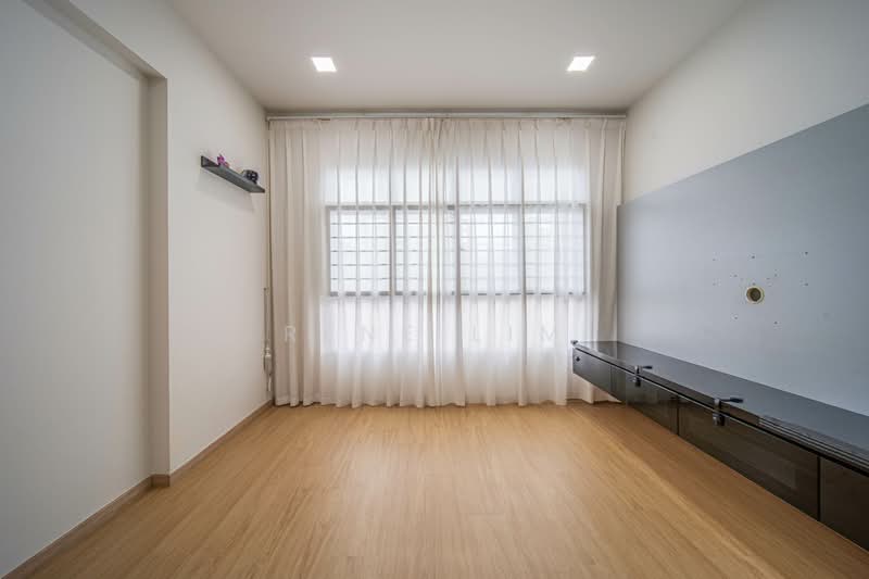 871B Tampines Street 86 HDB Flat For Sale at S$ 768,000 | PropertyGuru Singapore - Living Room