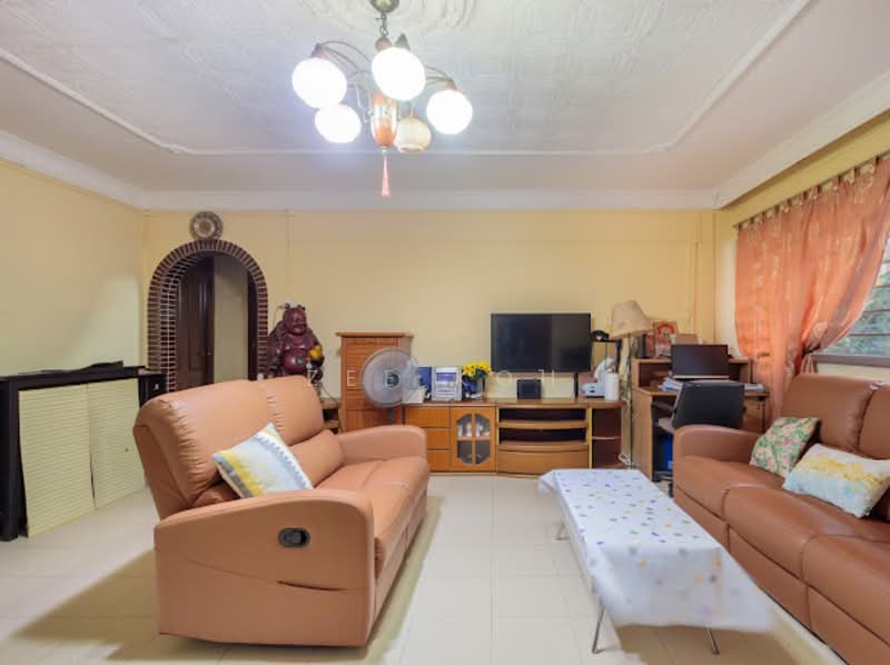334 Hougang Avenue 5 HDB Flat For Sale at S$ 575,000 | PropertyGuru Singapore - Living Room