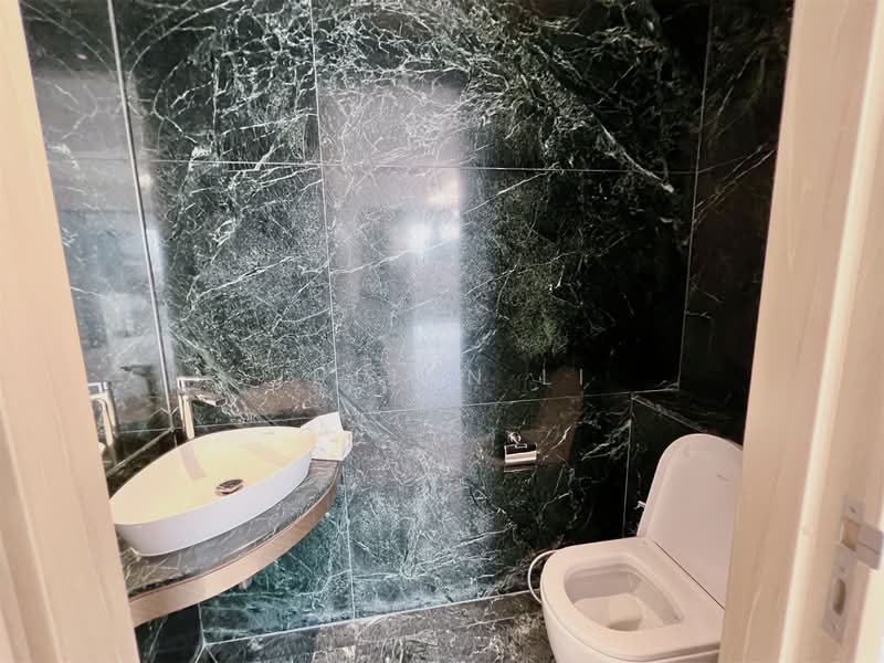 Klimt Cairnhill, 71 Cairnhill Road, 4 Bedrooms, 2,056 sqft, Condominium For Rent, by Julian Li, 500057622 - Bathroom - PropertyGuru.com.sg