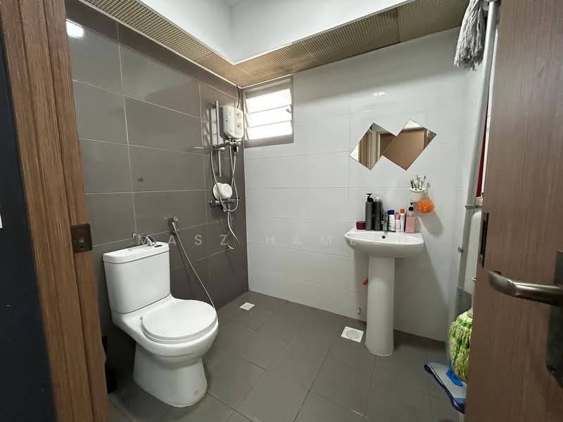353A Anchorvale Lane HDB Flat For Sale at S$ 570,000 | PropertyGuru Singapore - Bathroom