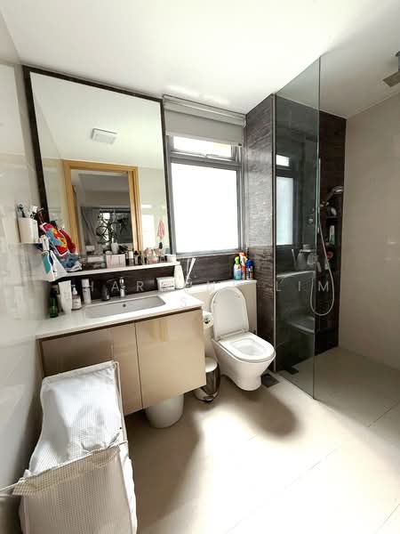 Bartley Ridge Condominium For Sale at S$ 950,000 | PropertyGuru Singapore - Bathroom with window 
