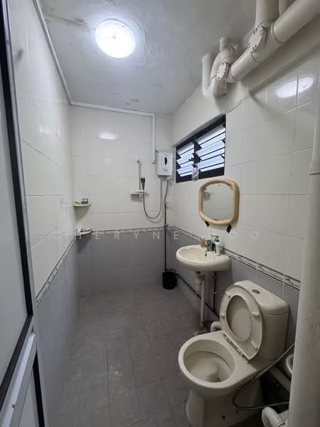 906 Tampines Avenue 4 HDB Flat For Sale at S$ 658,000 | PropertyGuru Singapore - Bathroom