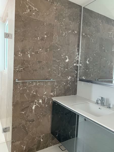 76 Shenton Apartment For Sale at S$ 1,250,000 | PropertyGuru Singapore - Bathroom