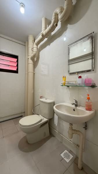 484 Choa Chu Kang Avenue 5 HDB Flat For Sale at S$ 640,000 | PropertyGuru Singapore - Bathroom