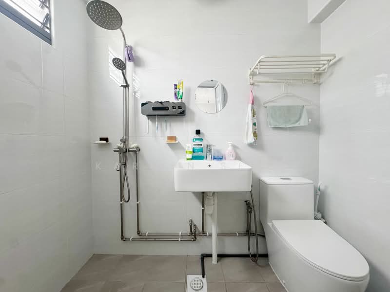 404 Fajar Road HDB Flat For Sale at S$ 699,990 | PropertyGuru Singapore - Bathroom