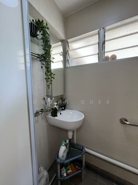 13 Holland Drive, 13 Holland Drive, 2 Bedrooms, 700 sqft, HDB Flat For Rent, by Justin Quek, 500057745 - Bathroom - PropertyGuru.com.sg
