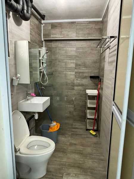 580 Woodlands Drive 16, 580 Woodlands Drive 16, 3 Bedrooms, 1,184 sqft, HDB Flat For Rent, by Jeffrey Lee, 500057754 - Bathroom - PropertyGuru.com.sg
