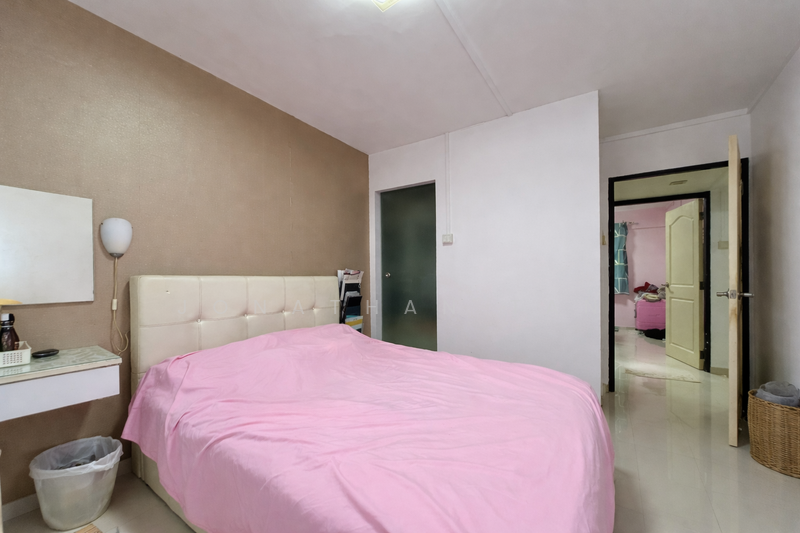 420 Jurong West Street 42 HDB Flat For Sale at S$ 550,000 | PropertyGuru Singapore - Bedroom