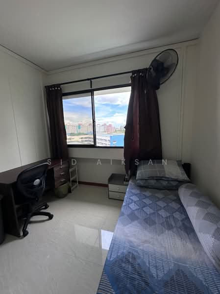 742 Pasir Ris Street 71, 742 Pasir Ris Street 71, Room Rental, 120 sqft, HDB Flat For Rent, by Sid Aiksan, 500057780 - Working table - PropertyGuru.com.sg