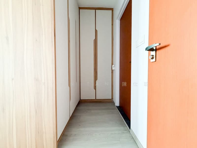 182B Woodlands Street 13 HDB Flat For Sale at S$ 880,000 | PropertyGuru Singapore - Corridor