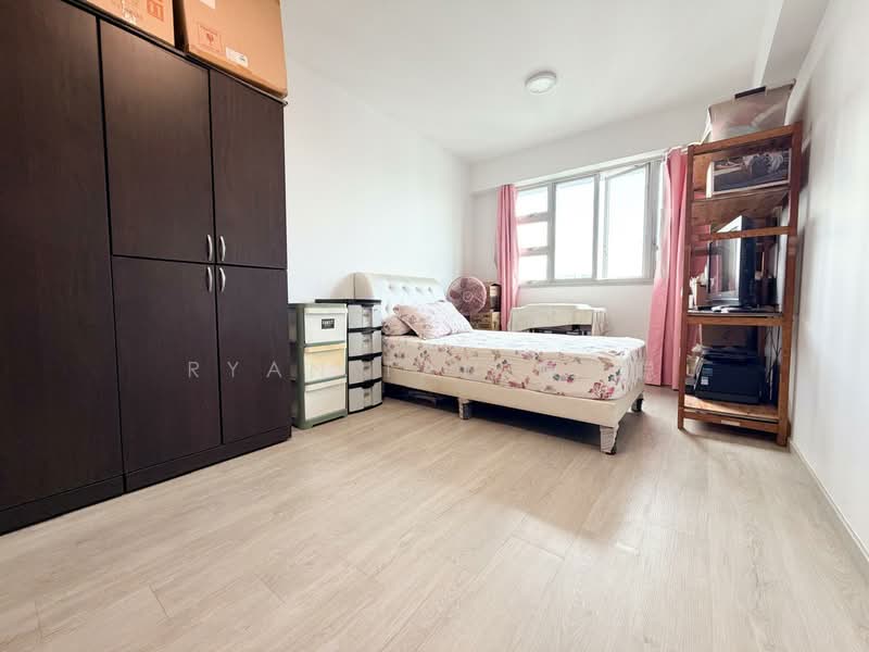 182B Woodlands Street 13 HDB Flat For Sale at S$ 880,000 | PropertyGuru Singapore - Bedroom