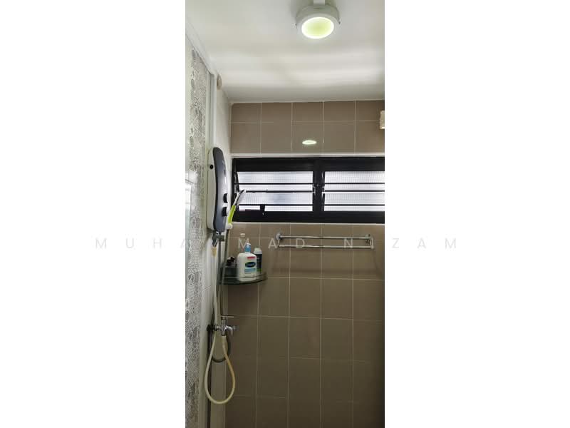 501 Bedok North Street 3 HDB Flat For Sale at S$ 410,000 | PropertyGuru Singapore - Bathroom