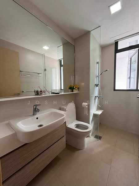 The Luxurie Condominium For Sale at S$ 2,400,000 | PropertyGuru Singapore - Bathroom