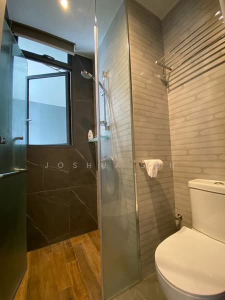 The Luxurie Condominium For Sale at S$ 2,400,000 | PropertyGuru Singapore - Bathroom
