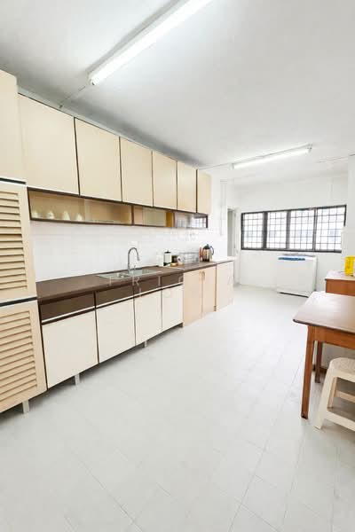 212 Ang Mo Kio Avenue 3 HDB Flat For Sale at S$ 420,000 | PropertyGuru Singapore - Kitchen