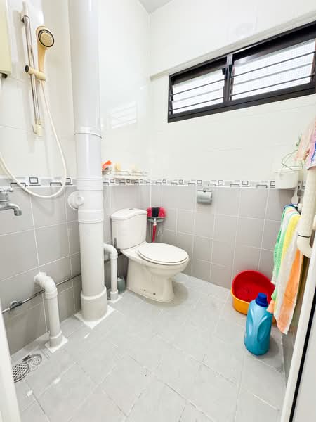 212 Ang Mo Kio Avenue 3 HDB Flat For Sale at S$ 420,000 | PropertyGuru Singapore - Common Toilet