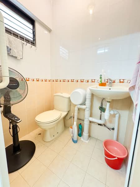 212 Ang Mo Kio Avenue 3 HDB Flat For Sale at S$ 420,000 | PropertyGuru Singapore - Master Toilet
