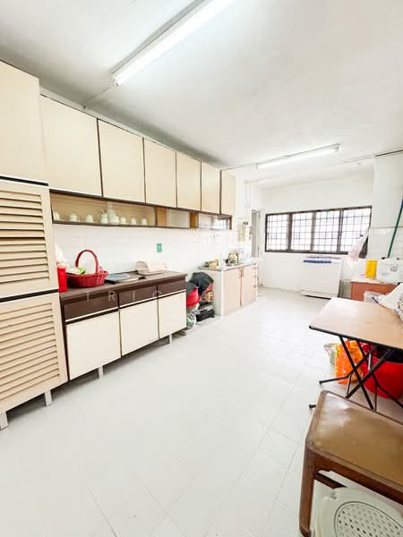 212 Ang Mo Kio Avenue 3 HDB Flat For Sale at S$ 420,000 | PropertyGuru Singapore - Kitchen