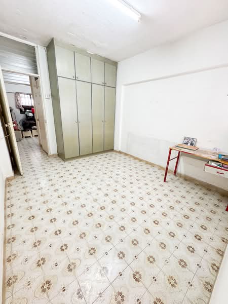 212 Ang Mo Kio Avenue 3 HDB Flat For Sale at S$ 420,000 | PropertyGuru Singapore - Master Bedroom