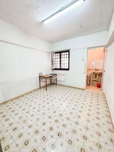 212 Ang Mo Kio Avenue 3 HDB Flat For Sale at S$ 420,000 | PropertyGuru Singapore - Master Bedroom