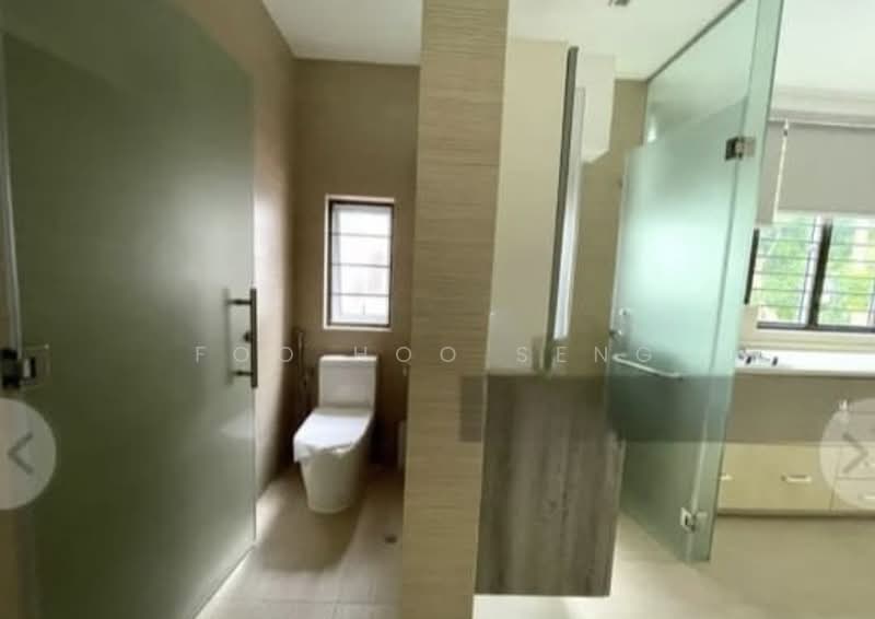 SEPARATE WC AND BATHROOM 