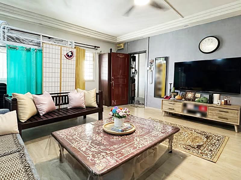 724 Bedok Reservoir Road HDB Flat For Sale at S$ 635,000 | PropertyGuru Singapore - Living Room