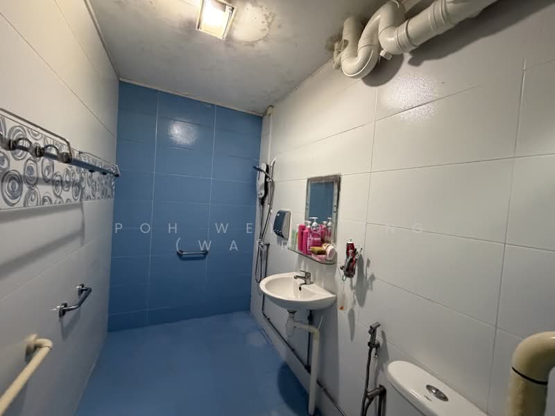 791 Choa Chu Kang North 6 HDB Flat For Sale at S$ 654,999 | PropertyGuru Singapore - Bathroom