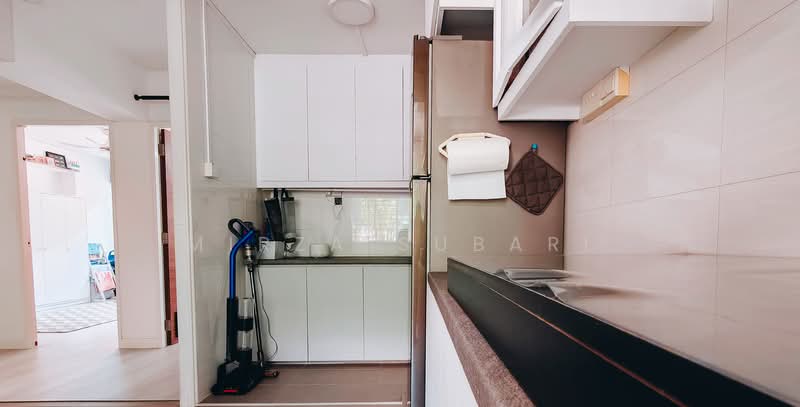 487B Tampines Street 45 HDB Flat For Sale at S$ 600,000 | PropertyGuru Singapore - Kitchen